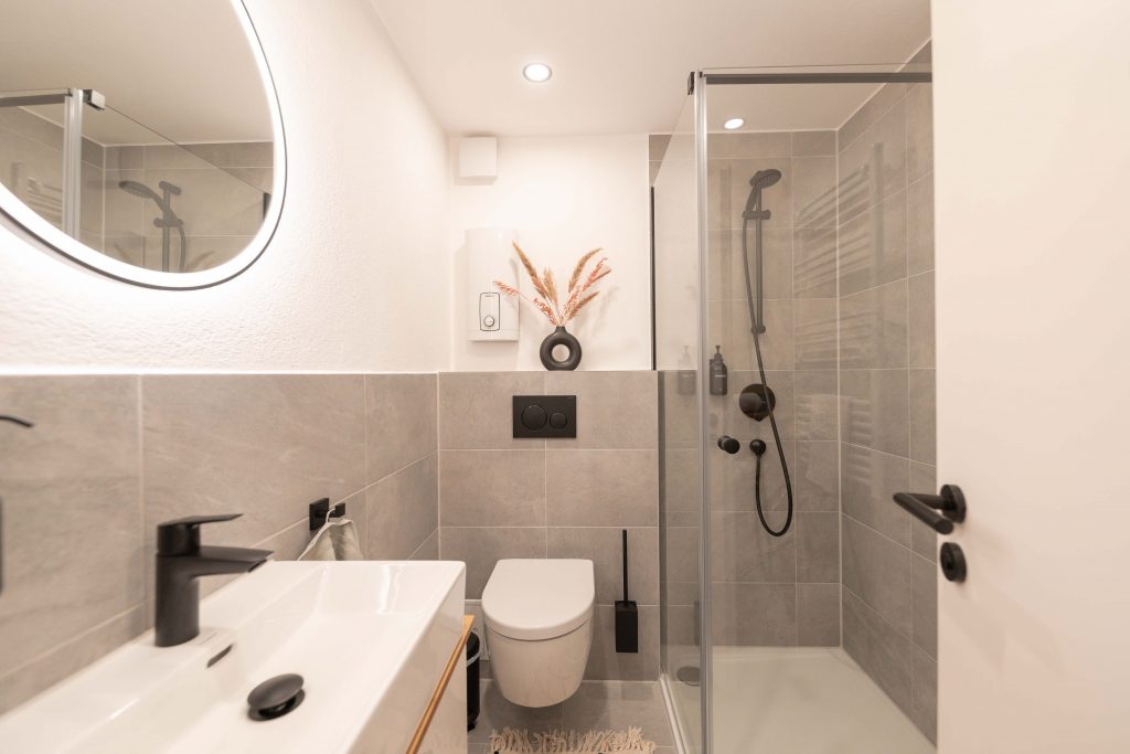 Modernes, frisch renoviertes Badezimmer