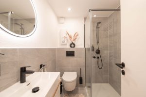 Modernes, frisch renoviertes Badezimmer