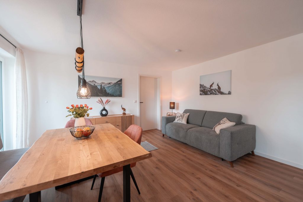 Wohnbereich mit ausklappbarem Sofa