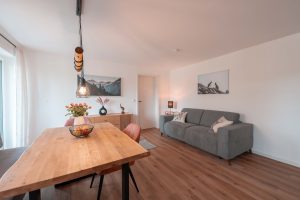 Wohnbereich mit ausklappbarem Sofa