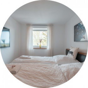 Schlafzimmer mit Blick auf den Balkon