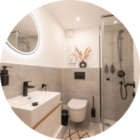 helles, frisch renoviertes Badezimmer