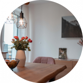 Wohnbereich mit Zugang zum großen Balkon Richtung Alpsee